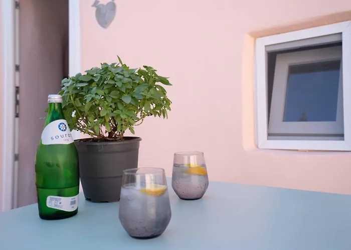 Bird Nest-santorini Cave ثيرا