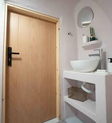 Bird Nest-santorini Cave بيت للعطل